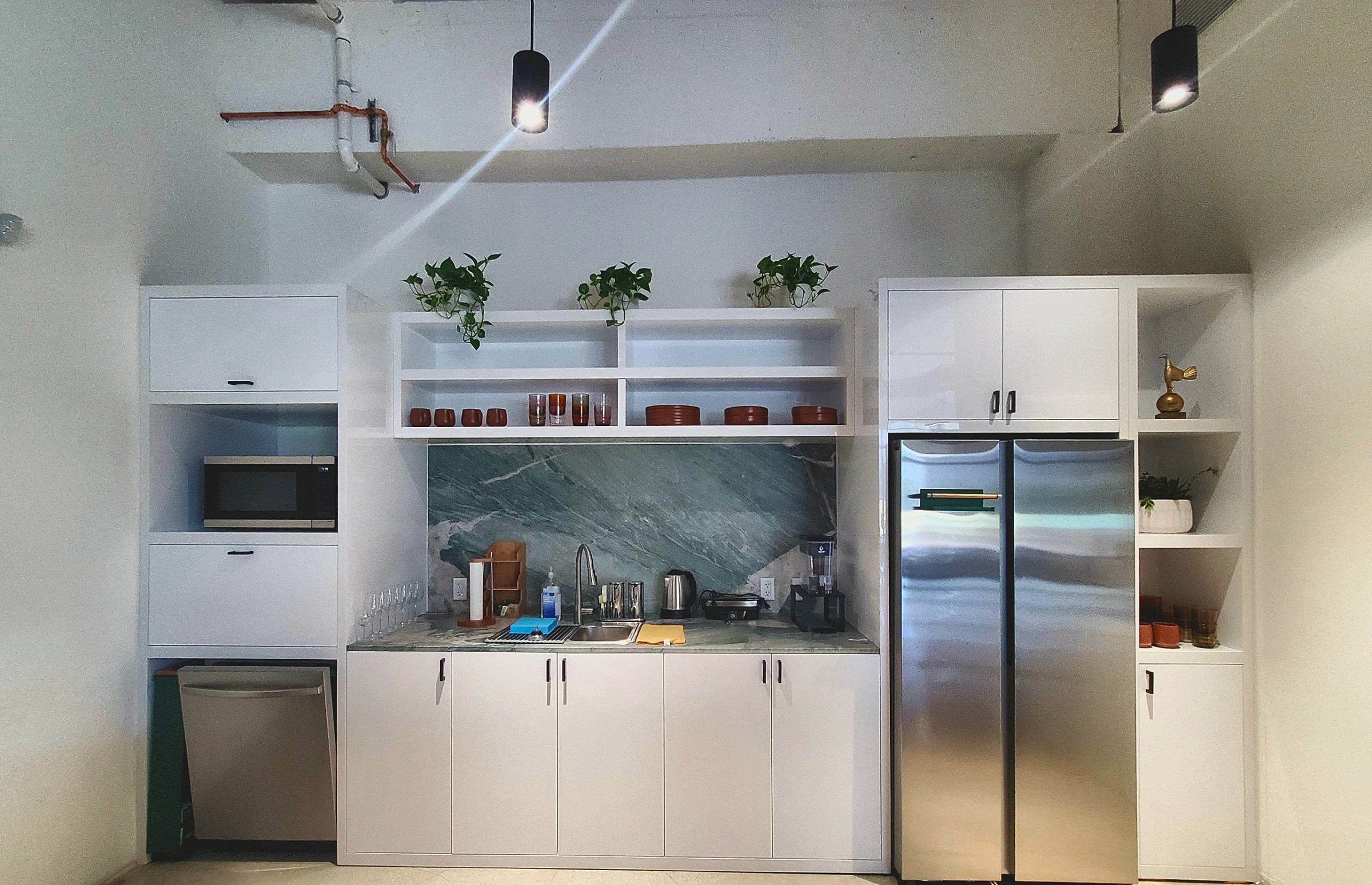 Finished kitchenette with stone backsplash