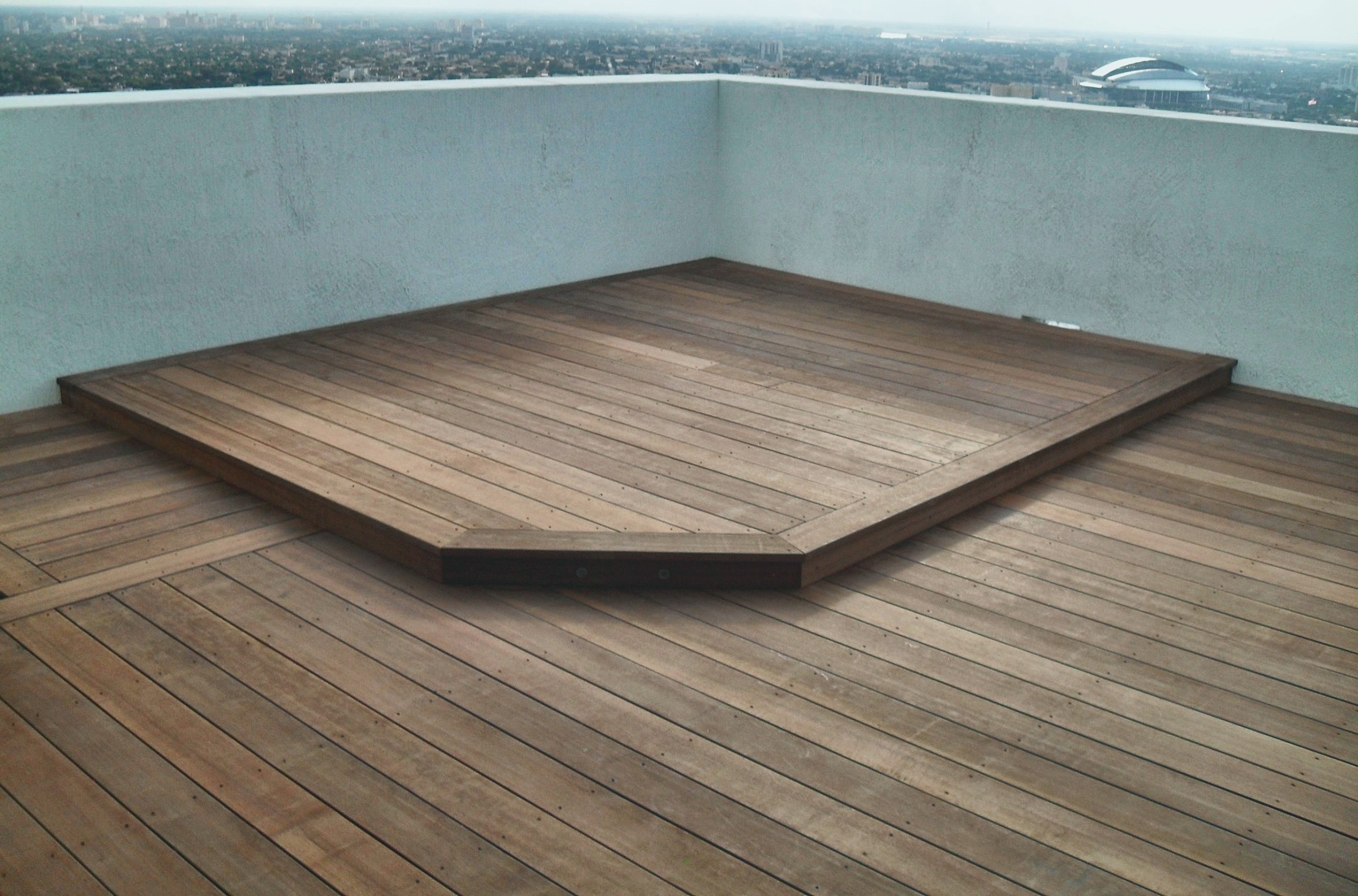 Ipe rooftop deck with raised platform